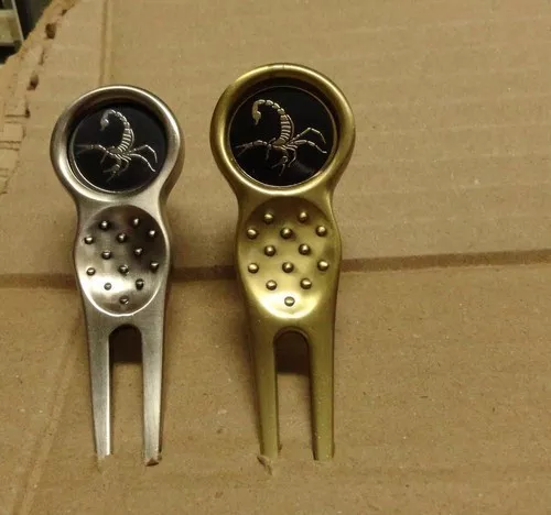 1 only QUALITY GOLF SILVER DIVOT TOOL WITH SCORPION GOLF BALL  MARKER  ENAMEL