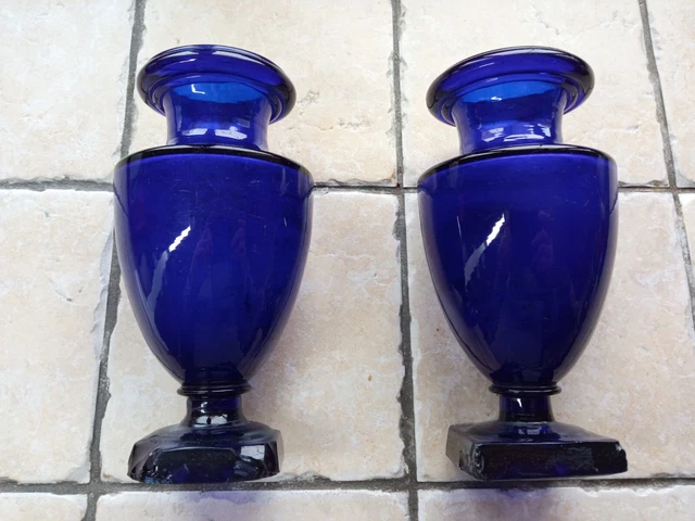 Lot De 600 Perles Anciennes En Verre Bleu - Forme Fuseau/toupie, Provenance Tchécoslovaquie (occasion)