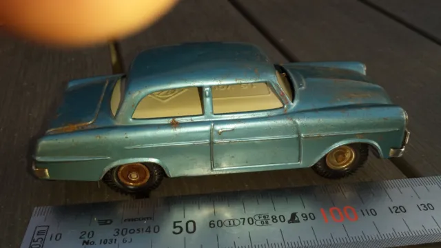 Ancienne voiture miniature allemande marque KO 1/43 en tôle, moteur électrique