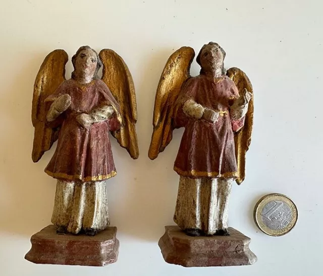 Très rare petite paire d'anges en bois sculpté polychrome XVIIIeme début XIXème