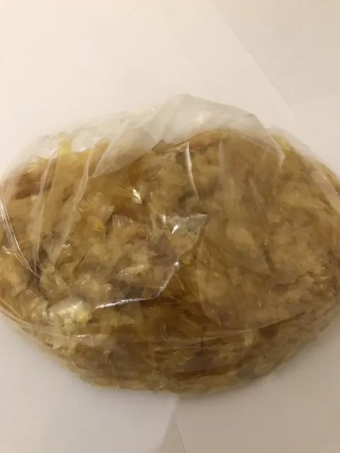 Copos de goma laca rubia desparafinada 250 gramos.
