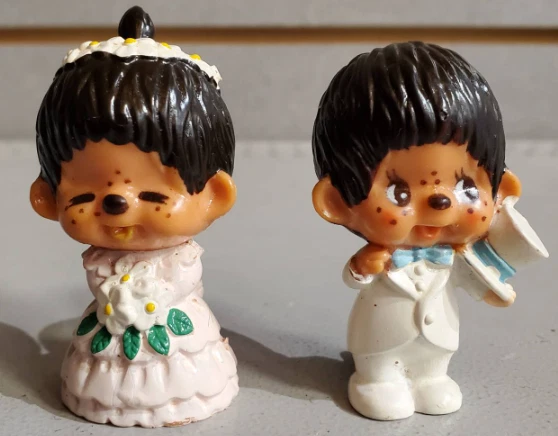 Figurine PVC vintage Kiki Monchichi avec un cadeau Bully (1981) – La