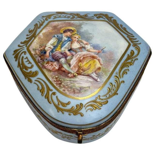 Boîte à bibelots en porcelaine vintage. boîte à bijoux ancienne Boîte à bibelots en porcelaine vintage. boîte à bijoux ancienne