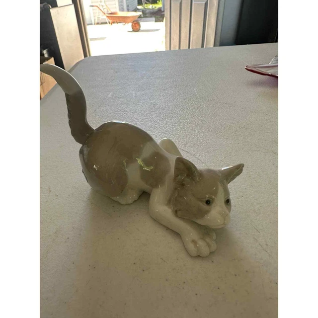 Retired Lladro Cat, Glazed Porcelain, Attentive Cat, 5112,