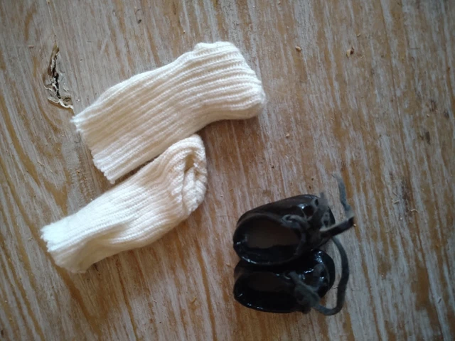 Paire de chaussures et chaussettes pour petite poupée ancienne