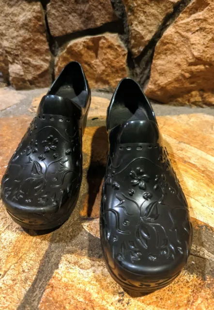 Dansko Womens Sz 40 US 9.5-10 Pixie Molded Black Floral Embossed Clogs Shoes