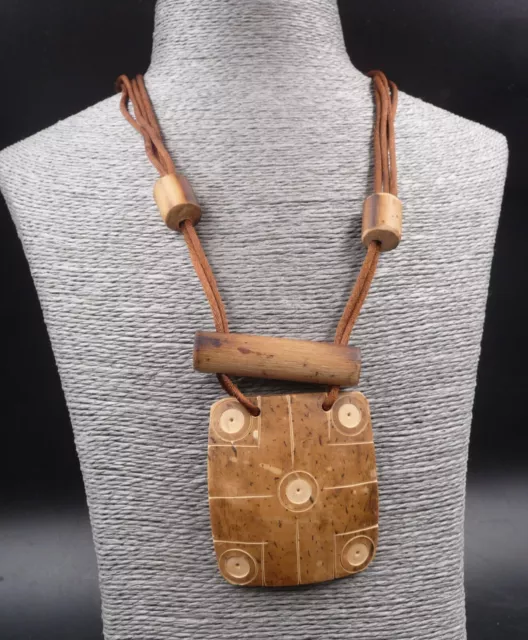 Collier ethnique en écorce de noix de coco et bambou artisanat du Sri Lanka