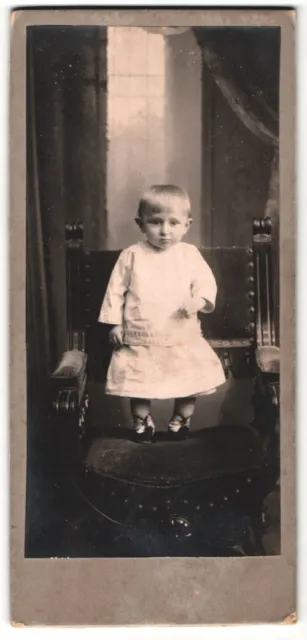 Fotografie unbekannter Fotograf und Ort, Portrait kleines Mädchen im weißen Kle