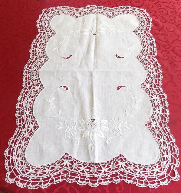 Chemin De Table Rectangulaire Blanc, Brodé Main Et Dentelle Aux Fuseaux, De La Marque Les Collections De Crinolines Et Pomponettes, 38x80 Cm
