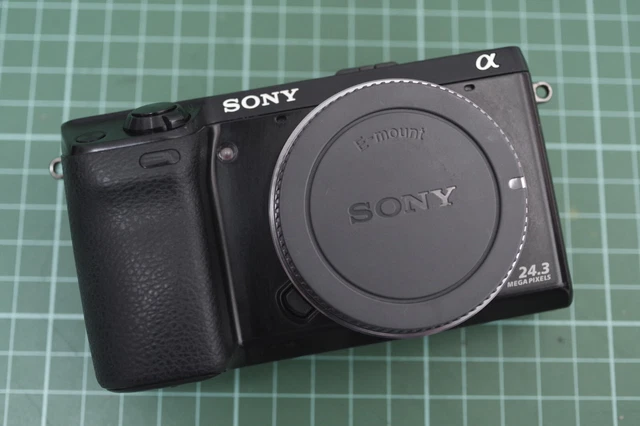 Sony Alpha NEX 7, nero, solo corpo, numero di otturatore 2630, caricabatterie, spedizione Regno Unito