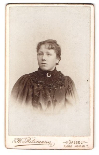 Fotografie H. Ritzmann, Cassel, Kleine Rosenstr. 2, Portrait junge Frau im Bied