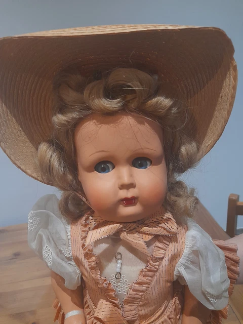 Jolie poupée Bella 38cm avec robe en lainage : Achat occasion | Poupées Bella Très bon état
