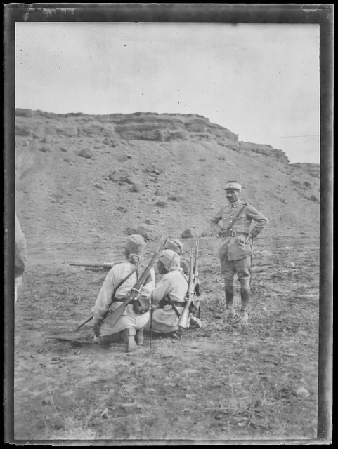 Plaque verre photo ancienne noir et blanc négatif 9x12 cm militaire fusil soldat