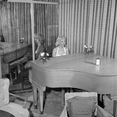 Marilyn Monroe candid pose late 1950's smiling seated at piano 8x10 photo