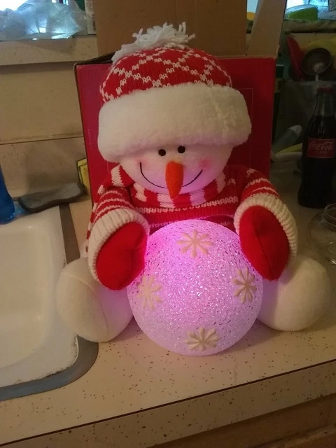 2004 AVON A Snowy Glow Snowman with Color Changing Popcorn Plastic Snowball