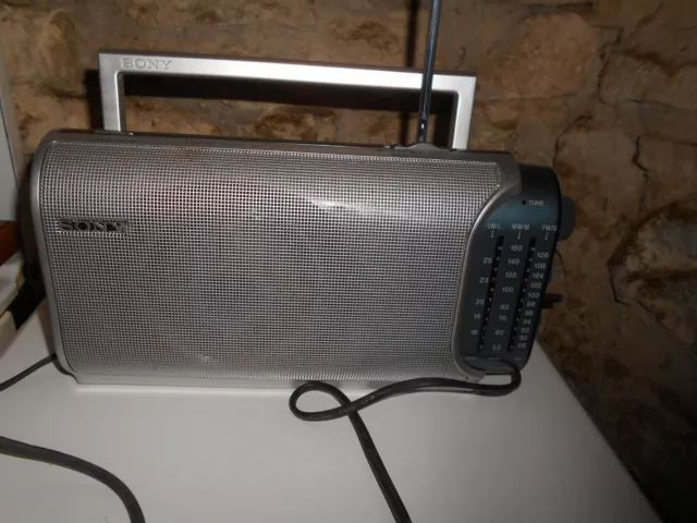 Ancien poste radio transistor SONY ICF-704 L fonctionne