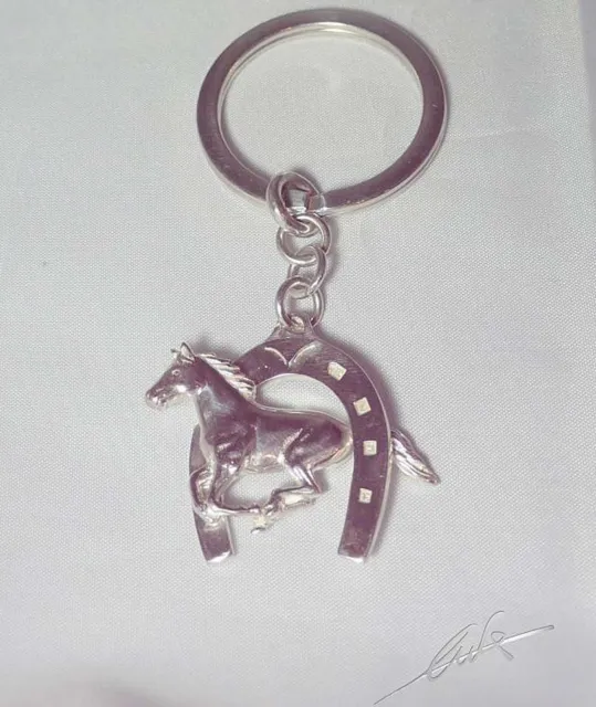 Galoppierter Schlüsselanhänger aus Pferd und Eisen in Silber Luce