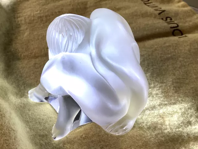 Lalique femme accroupie en cristal satiné et givré. Signée.