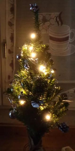 Weihnachtsbaum mit Lichterkette, komplett geschmückt. Schöner Christbaum-Innen