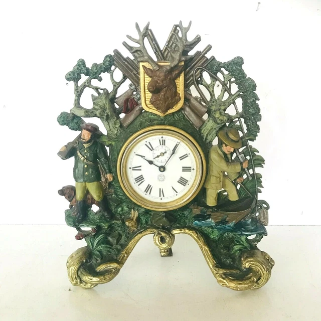 pendulette en régule polychrome thème trophée de chasse tête de cerf .XX siècle.