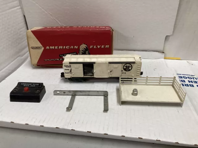 S AMERICAN FLYER #25019 OPERATING MILK CAR, ORIGINAL BOX With Controller, Stand
