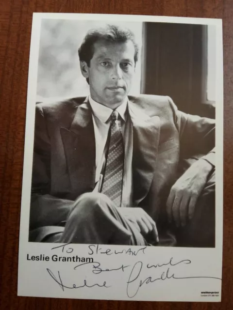LESLIE GRANTHAM *Den Watts* EASTENDERS HAND SIGNED CAST CARD AUTOGRAPH FREE POST