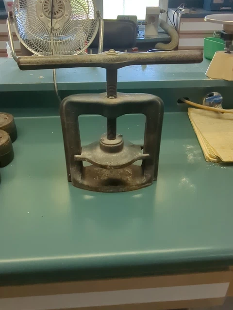 Handler Cast Iron Denture Flask Press