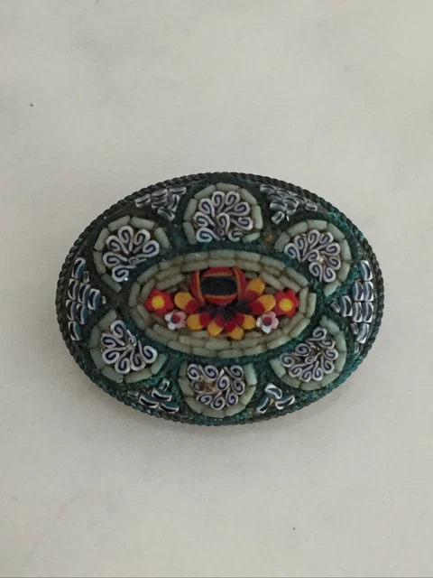 Broche en micro-mosaïque provenant d'un atelier de