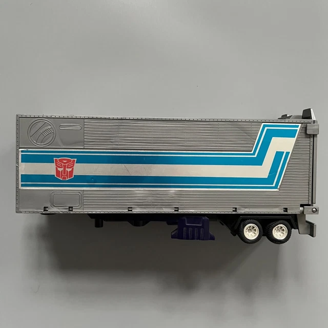 Transformers MPG-19 Soundwave Brings Back a Familiar Mold in Toon Colors