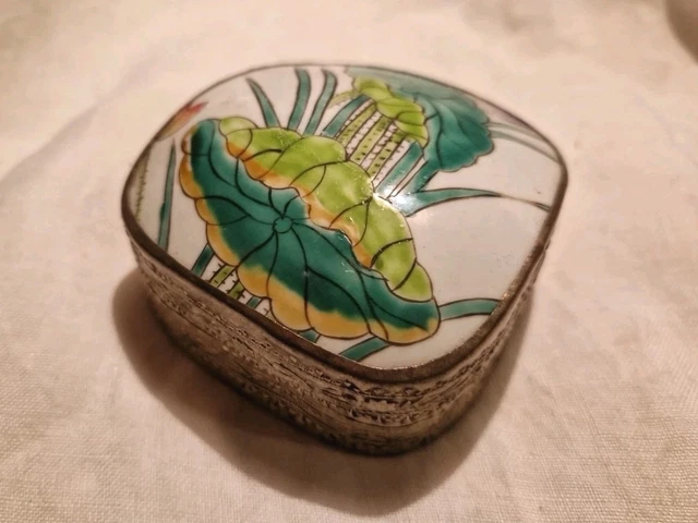 Boîte à bijoux mauresque vintage incrustée d'agate - En vente sur