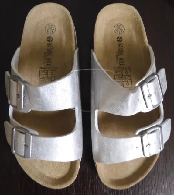 Une paire de sandales plates gris clair Pointure 39