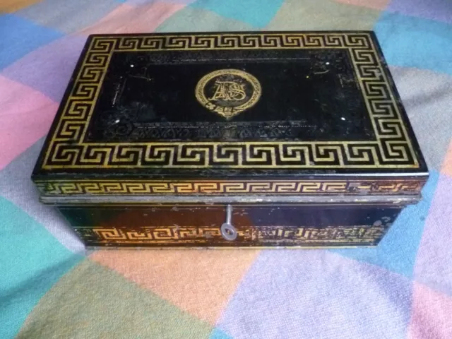Antigua caja de Toleware del siglo XIX + patrón de llave griega con compartimentos y llaves