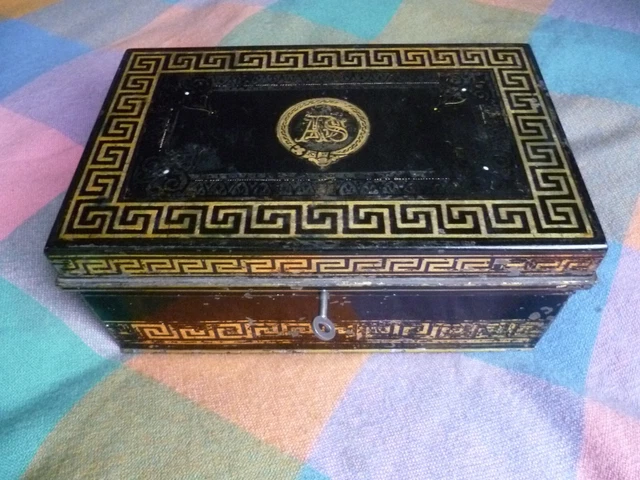 Antigua caja de Toleware del siglo XIX + patrón de llave griega con compartimentos y llaves