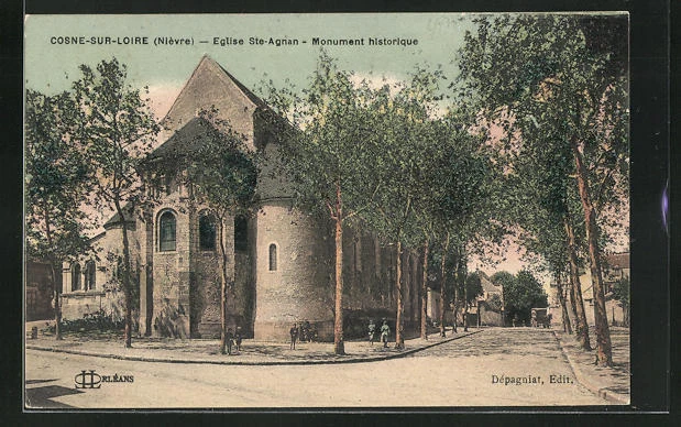 CPA Cosne-sur-Loire, Eglise Ste-Agnan, vue de la rue avec l'Église