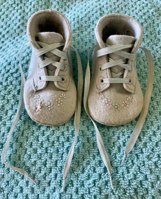 Vintage 50’s Infant/Doll Shoes/Boots Gray/Blue Wool/Embroidered Tie Good Cond! Vintage 50’s Infant/Doll Shoes/Boots Gray/Blue Wool/Embroidered Tie Good Cond!