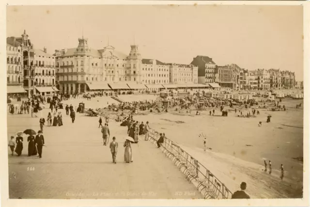 ND, Belgique, Ostende, La Plage et la Digue de Mer  Vintage albumen print.  Ti