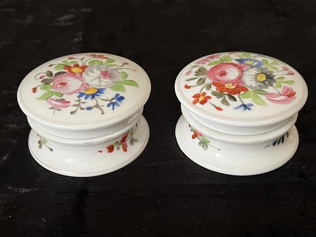EIN PAAR antike frühviktorianische Porzellan-Blumen-Pillendosen c1840