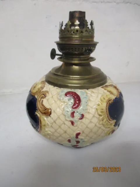 ancienne LAMPE A PETROLE BOULE EN FAIENCE .