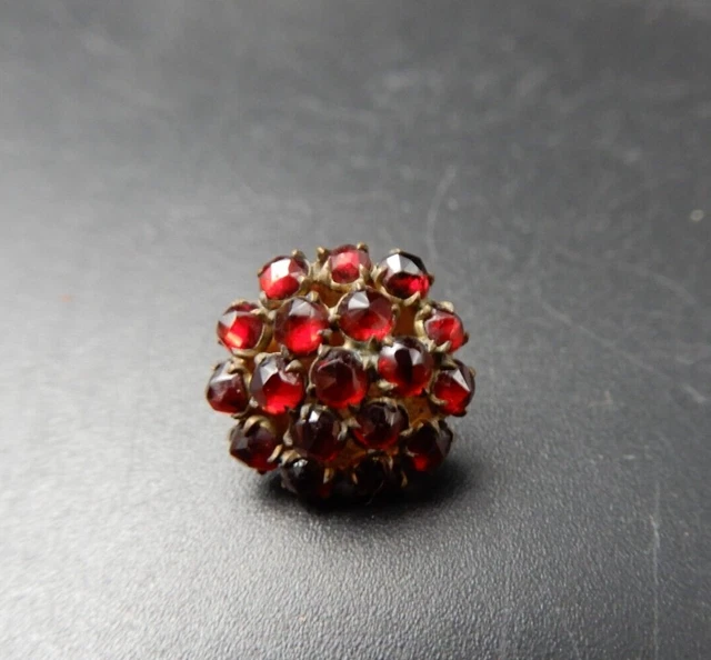 Bouton collection 1900s' doré & grenat strass & laiton 1 cm