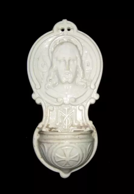 Ancien bénitier en porcelaine blanche décor relief Christ Creil ou autre