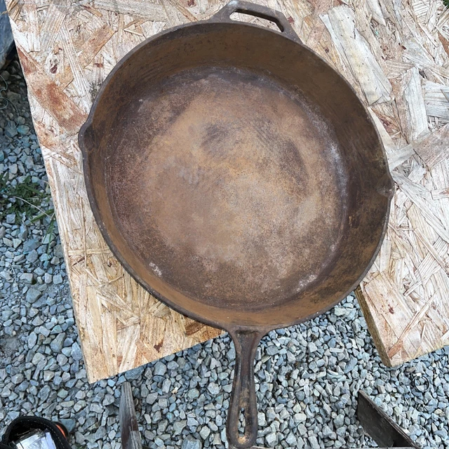 Ozark Trail Pre-seasoned 15" Cast Iron Skillet with Handle and Lips - NEW !