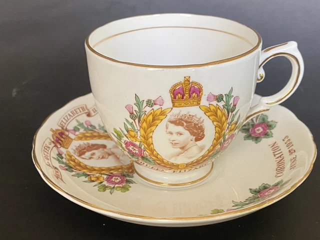 Porcelain China Thimble – H.M. Queen Elizabeth Coronation Commemorative Collectible (18K Gold Band) - View #4