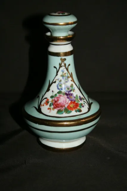 Flacon pour salle de bain en porcelaine de Sèvres - décor floral - Signé