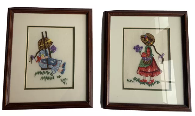 Juego de 2 FIRMADOS Vintage Completado Aguja Punzón Trabajo Bordado Niñas Enmarcado Pared