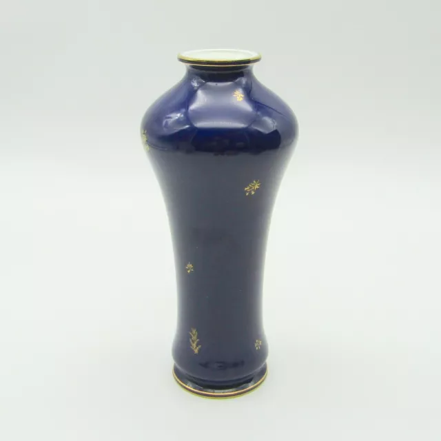 Sèvres. Vase en porcelaine à fond bleu décor de brins fleuris or, fin XIXe