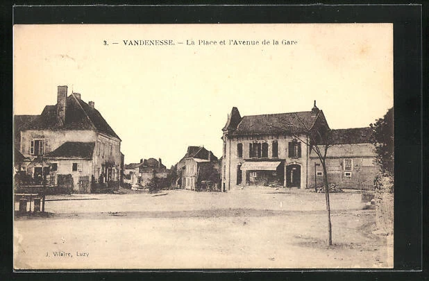 CPA Vandenesse, La Place et l´Avenue de la Gare