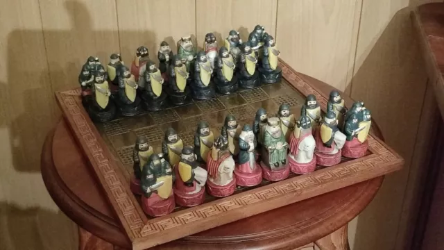 Superbe Jeu d'échecs Rare Échiquier en laiton et bois , 32 pièces en Porcelaine