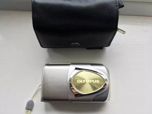 Olympus mju-400 Digital Camera - silver with case, charger & new battery