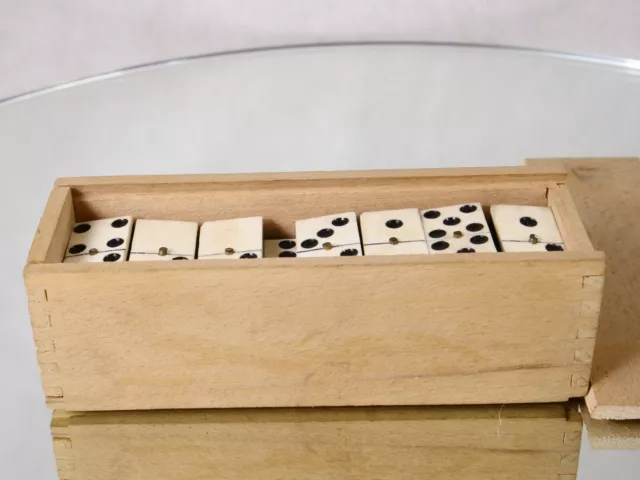 Jeu de dominos en bois et os ancien en boite en bois complet