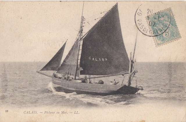 CPA 62 Approx. Boulogne CALAIS fisherman on fishing boat at sea No. CAL.189 - 1907